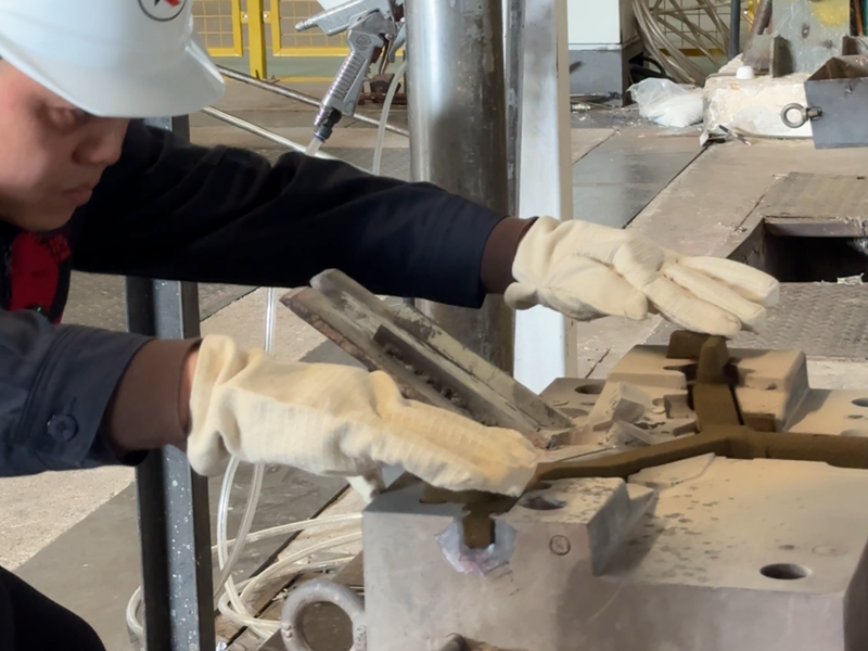 《精密铸造的工艺密码：破解手工下芯不可替代的技术真相》